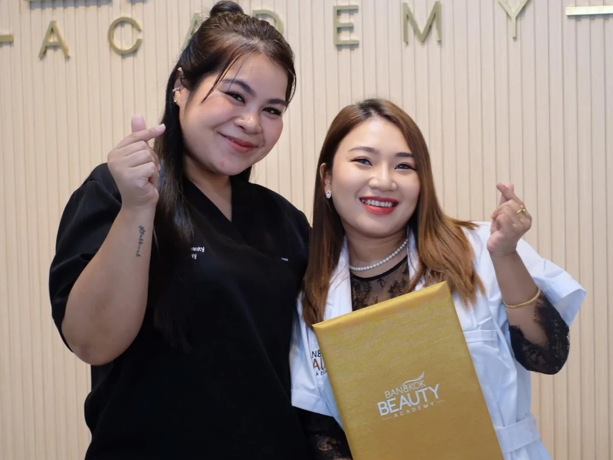 ผู้จบคอร์สถือใบรับรองของ Bangkok Beauty Academy