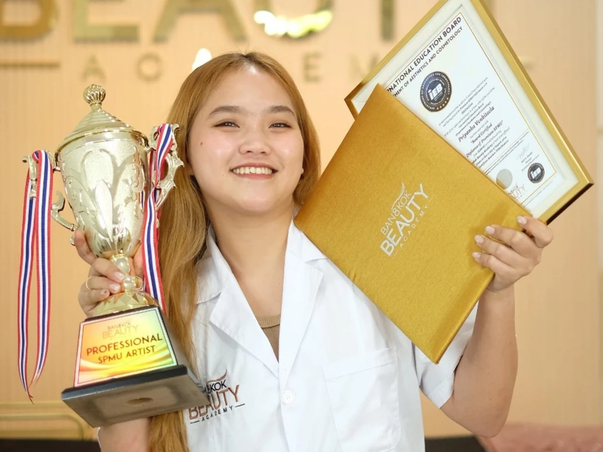 นักเรียนความงามถือรางวัลและใบประกาศ